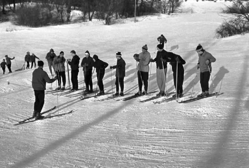So schön kann der Winter sein - Studenten der Hochschule für Elektrotechnik (HfE) in Ilmenau lernen Ski fahren.