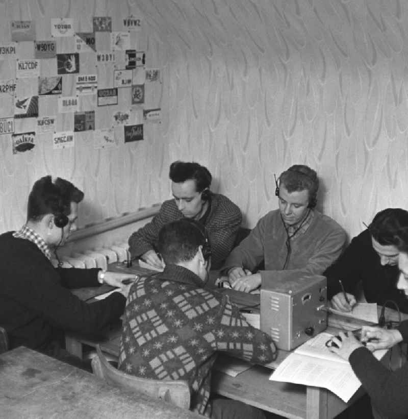 Studenten der Hochschule für Elektrotechnik (HfE) in Ilmenau machen bei der Gesellschaft für Sport und Technik (GST), Sektion Nachrichtensport, eine Funkerausbildung. Die GST / Gesellschaft für Sport und Technik war eine vormilitärische Jugendorganisation. Am 7. August 1952 gegründet, wurde sie 199