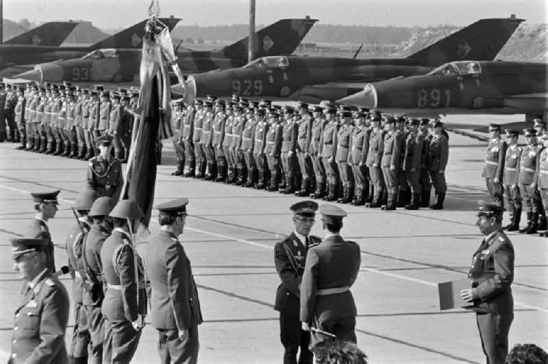 Media-effective passage of the honorary formation of the flag command of troops from the fighter squadron 'Wilhelm Pieck' of the air force at the pre-launch line of the stationed MiG-21 PFM weapon system as part of a disarmament action at the Drewitz airfield of the National People's Army NVA office in Jaenschwalde in the state of Brandenburg on the territory of the former GDR, German Democratic Republic