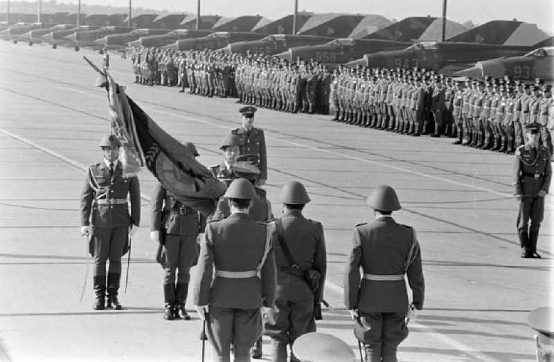 Media-effective passage of the honorary formation of the flag command of troops from the fighter squadron 'Wilhelm Pieck' of the air force at the pre-launch line of the stationed MiG-21 PFM weapon system as part of a disarmament action at the Drewitz airfield of the National People's Army NVA office in Jaenschwalde in the state of Brandenburg on the territory of the former GDR, German Democratic Republic
