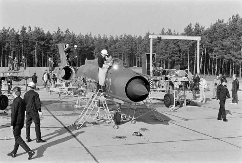 Destruction, dismantling of flight technology and equipment of the MiG-21 PFM weapon system as part of a disarmament action at the Drewitz airfield of the fighter pilot squadron 'Wilhelm Pieck' of the air force of the National People's Army NVA office in Jaenschwalde in the state of Brandenburg on the territory of the former GDR, German Democratic Republic