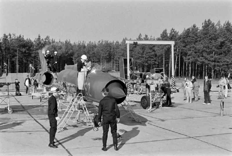 Destruction, dismantling of flight technology and equipment of the MiG-21 PFM weapon system as part of a disarmament action at the Drewitz airfield of the fighter pilot squadron 'Wilhelm Pieck' of the air force of the National People's Army NVA office in Jaenschwalde in the state of Brandenburg on the territory of the former GDR, German Democratic Republic