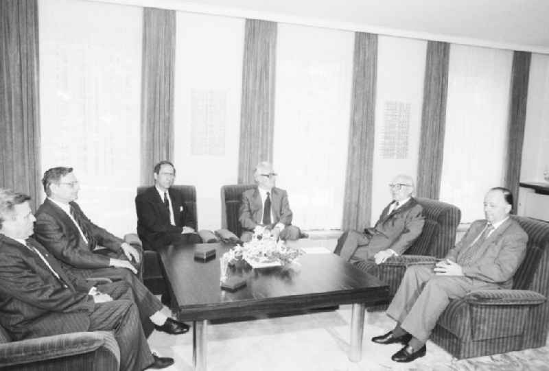 Annual meetings between Erich Honecker, General Secretary of the SED Central Committee and chairman of the Council of State and Dr. Hans-Jochen Vogel (SPD) in Jagdschloss Hubertusstock in Joachimsthal in Brandenburg on the territory of the former GDR, German Democratic Republic