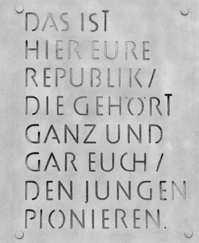 Quotation of Wilhelm Pieck, in a Matall board stamped, on the occasion of the opening of the pioneer's republic Wilhelm Pieck in the Werbellin lake in Joachimsthal in the federal state Brandenburg in the area of the former GDR, German democratic republic