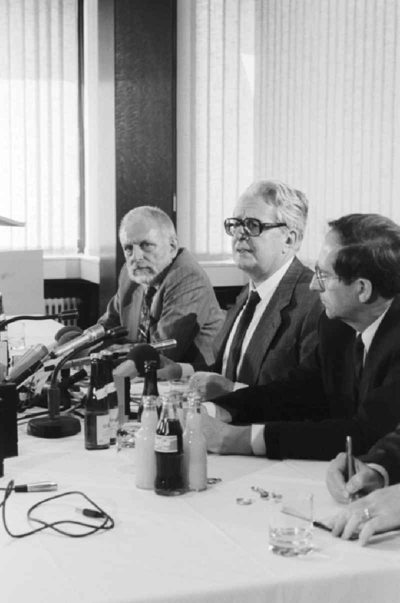 Press meeting after the meeting Hans-Jochen Vogel with Erich Honecker in the hunting lodge Hubertusstock in Joachimsthal in the Schorfheide in the state of Brandenburg in the territory of the former GDR, German Democratic Republic