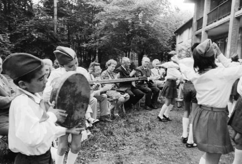 Children from all over the world to guest in the pioneer's republic 'Wilhelm Pieck' in the Werbellinsee in Joachimsthal in the federal state Brandenburg in the area of the former GDR, German democratic republic. As a guest of honour Konrad Naumann, 1st secretary of the district management SED Berlin and member of the Politburo of the central committee of the SED also took part in the GDR