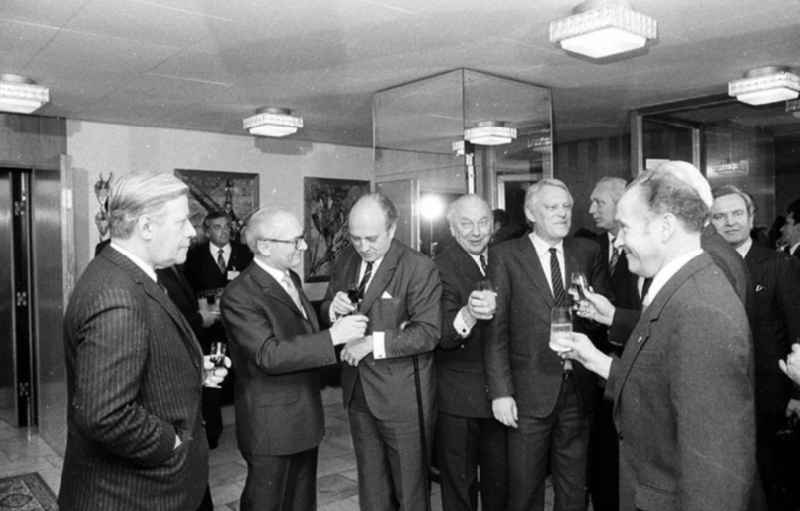 Erste Begegnung von Erich Honecker (Vorsitzender des Staatsrates der DDR) und Helmut Schmidt (Bundeskanzler der BRD) im Schloss Hubertusstock am Werbellinsee (Brandenburg), Delegation.