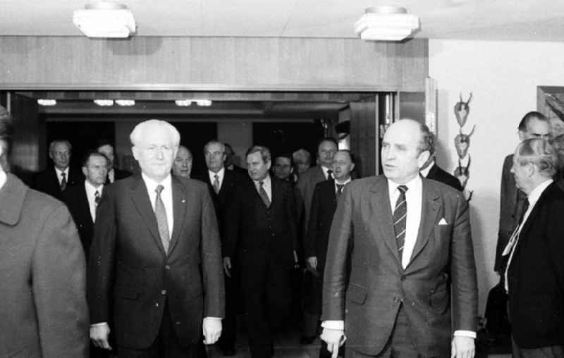 Erste Begegnung von Erich Honecker (Vorsitzender des Staatsrates der DDR) und Helmut Schmidt (Bundeskanzler der BRD) im Schloss Hubertusstock am Werbellinsee (Brandenburg), Delegation.
