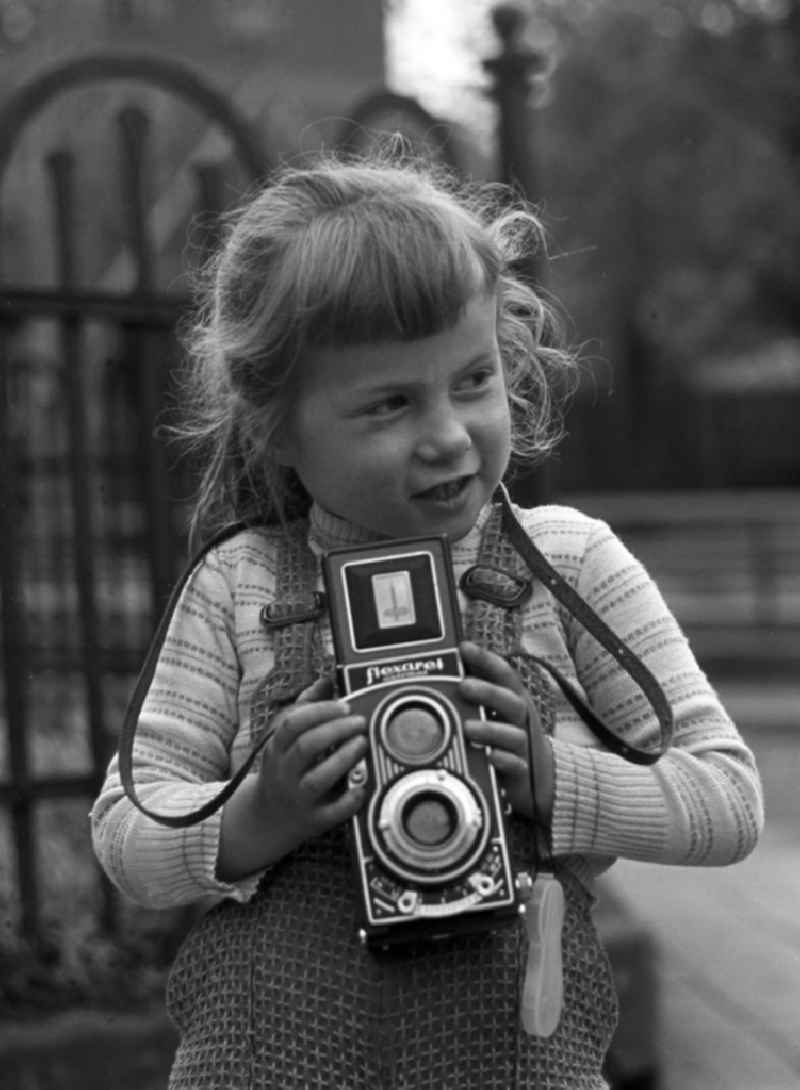 Ich kann das schon allein! - Stolz hält ein Mädchen eine Flexaret Automat Kamera der Firma Meopta in ihren Händen und versucht sich an den ersten Bildern.