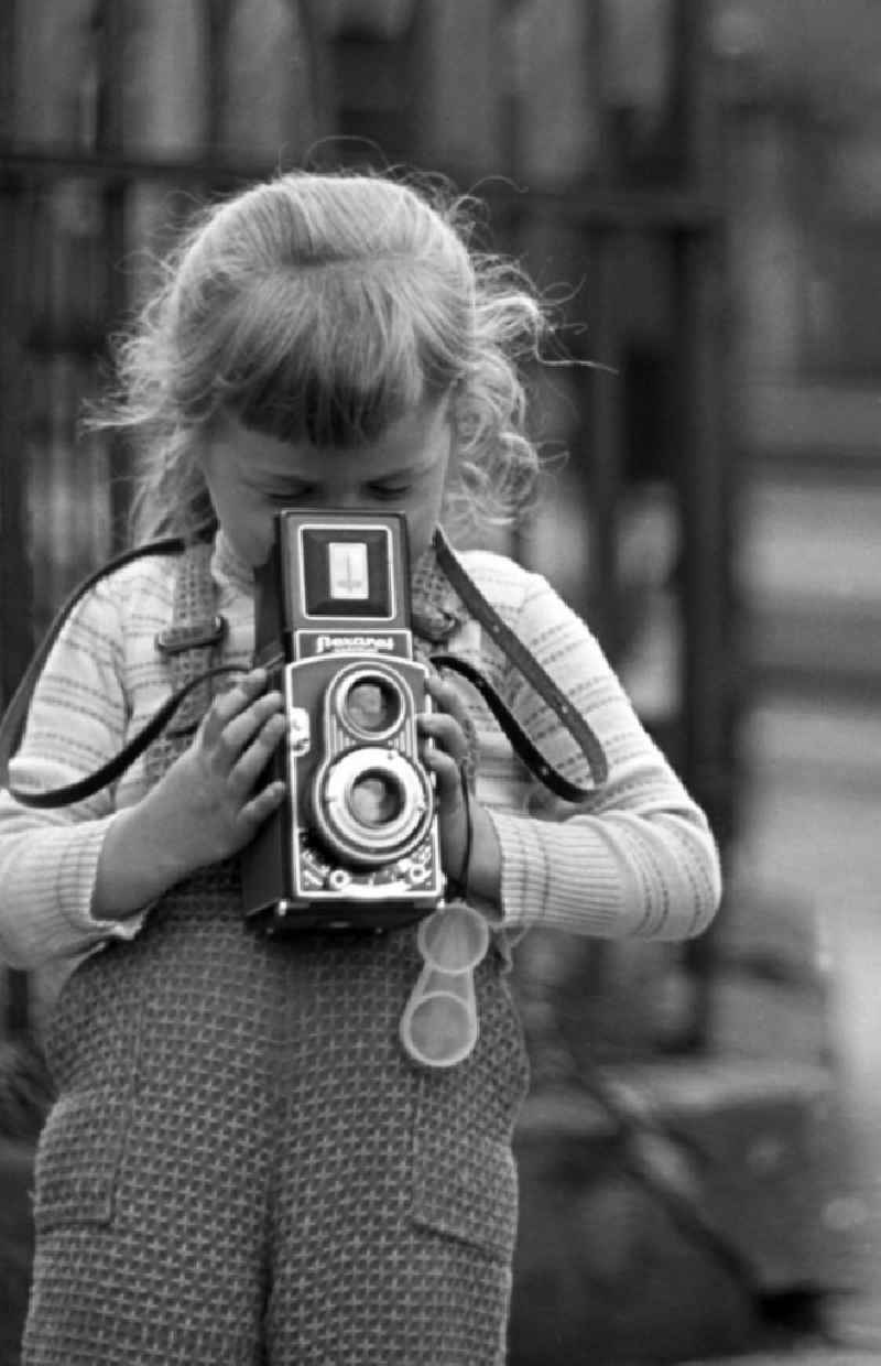 Ich kann das schon allein! - Stolz hält ein Mädchen eine Flexaret Automat Kamera der Firma Meopta in ihren Händen und versucht sich an den ersten Bildern.