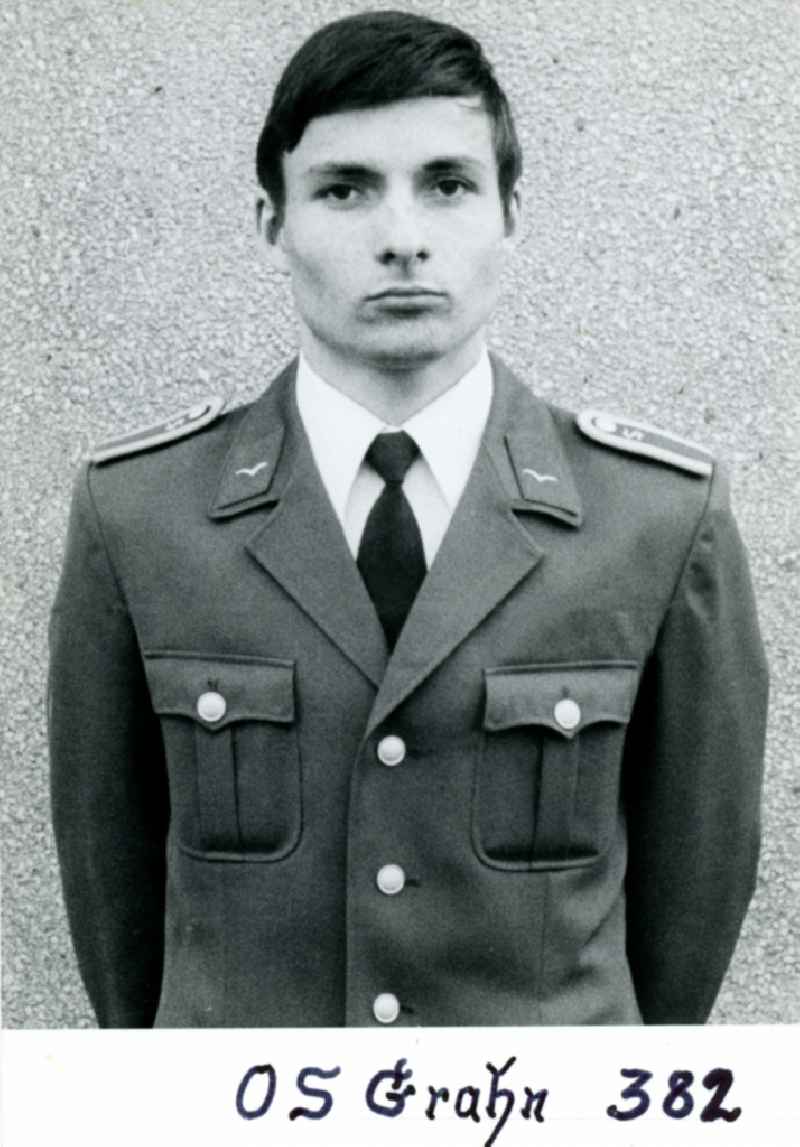 Competition image for basic training in equipment and uniforms for soldiers after they have been called up for military service as officer students at the officer academy of the Air Force/Air Defense 'Franz Mehring' in Kamenz in the state of Saxony on the territory of the former GDR, German Democratic Republic