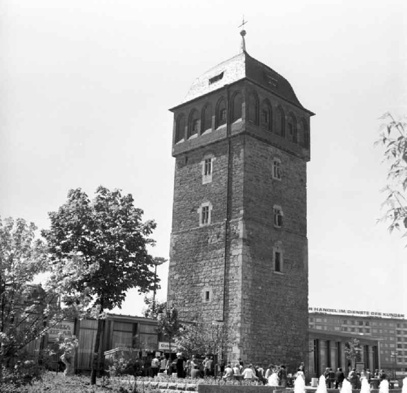 Blick auf den Roten Turm, das historische Wahrzeichen von Karl-Marx-Stadt (heute Chemnitz), und die 1974 eröffnete neue Stadthalle. Nach der weitgehenden Zerstörung der Chemnitzer Innenstadt im Zweiten Weltkrieg wurde seit den 6