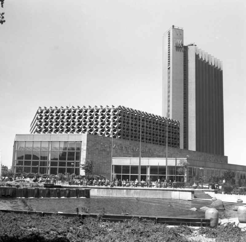 Blick auf die 1974 eröffnete neue Stadthalle und das Interhotel Kongress (r) in Karl-Marx-Stadt (heute Chemnitz). Nach der weitgehenden Zerstörung der Chemnitzer Innenstadt im Zweiten Weltkrieg wurde seit den 6