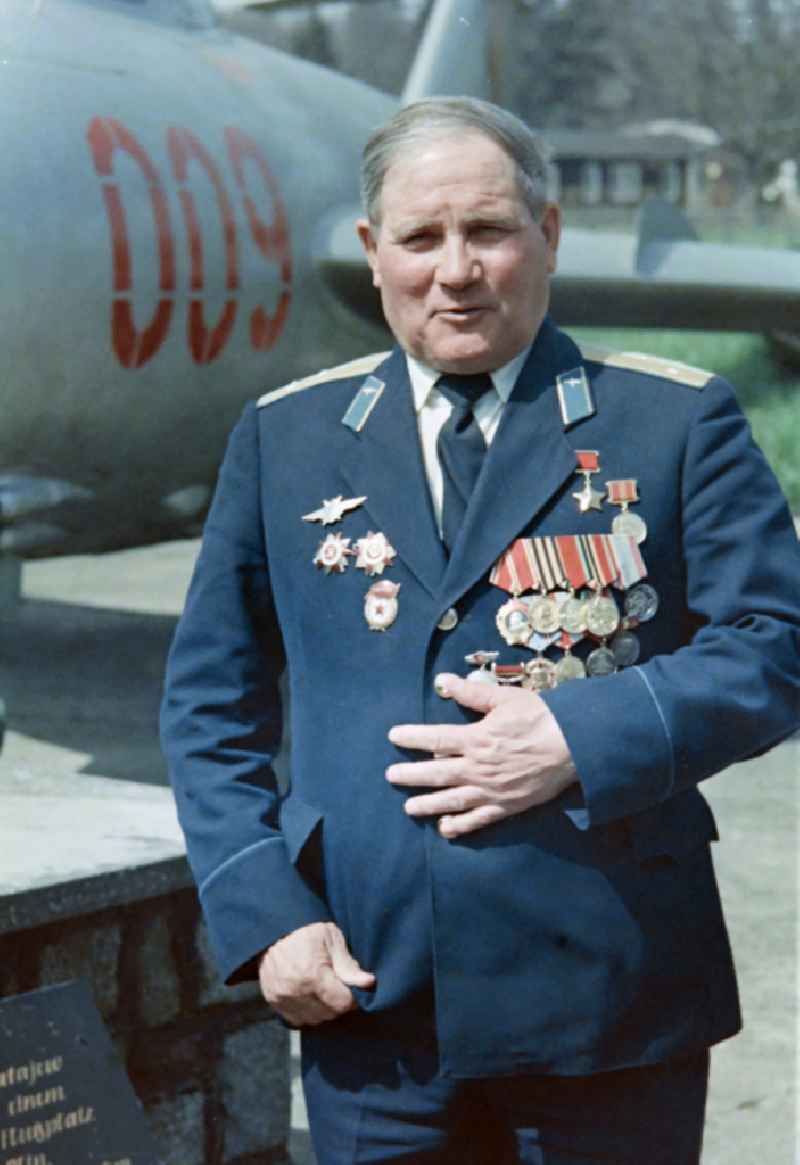 Colonel Mikhail Petrovich Dewjatajew with members of the LSK air force stationed on the island - air defense and the People's Navy and officers of the GSSD 'Group of Soviet Forces in Germany' in front of a Mikoyan-Gurevich MiG-15 0
