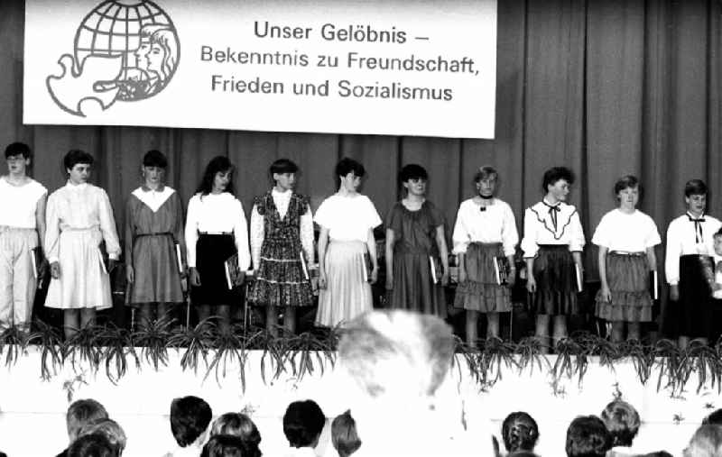 Adolescent youth consecration - participants on the day of their admission into the circle of adults an der POS 'Polytechnischen Oberschule Heinrich Heine' on street Schulstrasse in Karlshagen, Mecklenburg-Western Pomerania on the territory of the former GDR, German Democratic Republic