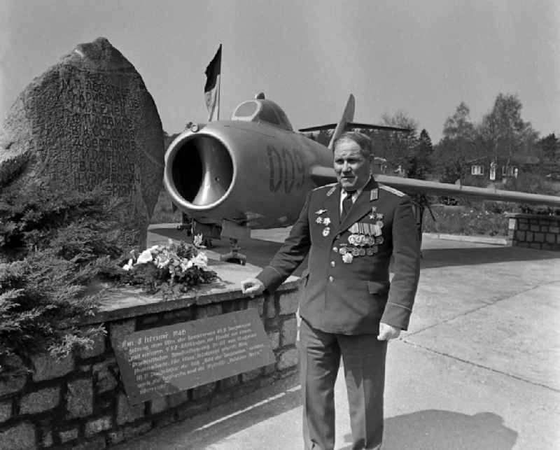Colonel Mikhail Petrovich Dewjatajew with members of the LSK air force stationed on the island - air defense and the People's Navy and officers of the GSSD 'Group of Soviet Forces in Germany' in front of a Mikoyan-Gurevich MiG-15 at the grove of honor of the NVA - office in Karlshagen in the state of Mecklenburg- Western Pomerania on the territory of the former GDR, German Democratic Republic