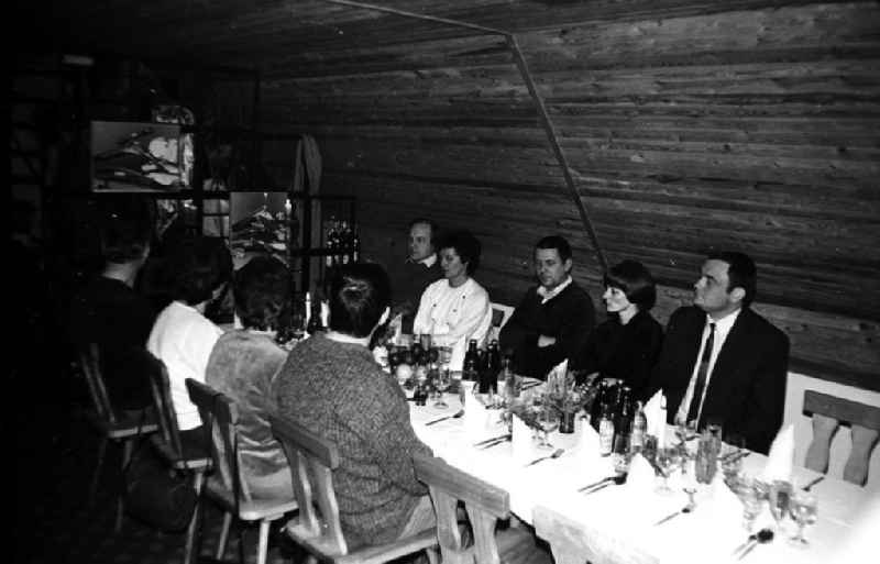 Januar 1985
Verabschiedung Oberstleutnant Gourklovits 
Feier in einer Jagdhütte in Karlshagen (Mecklenburg-Vorpommern)