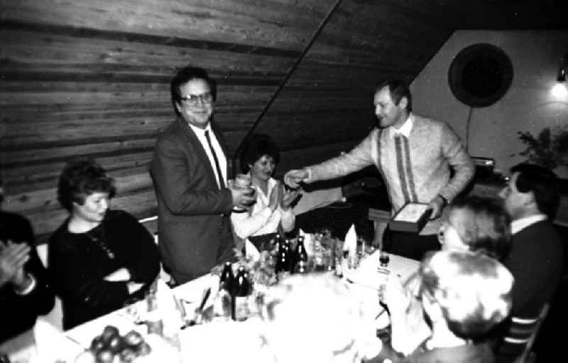 Januar 1985
Verabschiedung Oberstleutnant Gourklovits 
Feier in einer Jagdhütte in Karlshagen (Mecklenburg-Vorpommern)