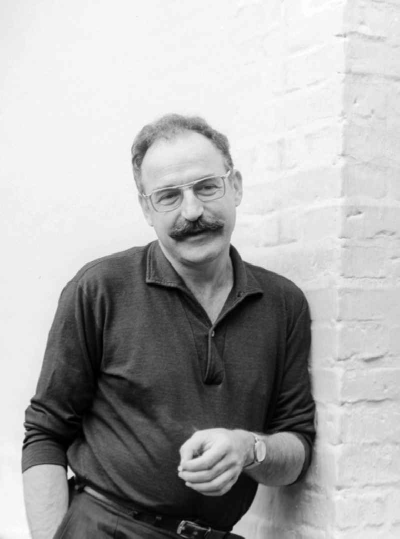 The German-Australian writer Walter Kaufmann, born Yitzhak Schmeidler, in Kleinmachnow in Brandenburg on the territory of the former GDR, German Democratic Republic