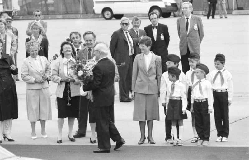 Welcome to Cologne-Bonn Airport. Selected citizens of the GDR, pioneers, children present flowers to Erich Honecker and make the pioneer greeting. SED General Secretary and Chairman of the State Council Erich Honecker arrives for the first visit of a leading GDR representative to the Federal Republic