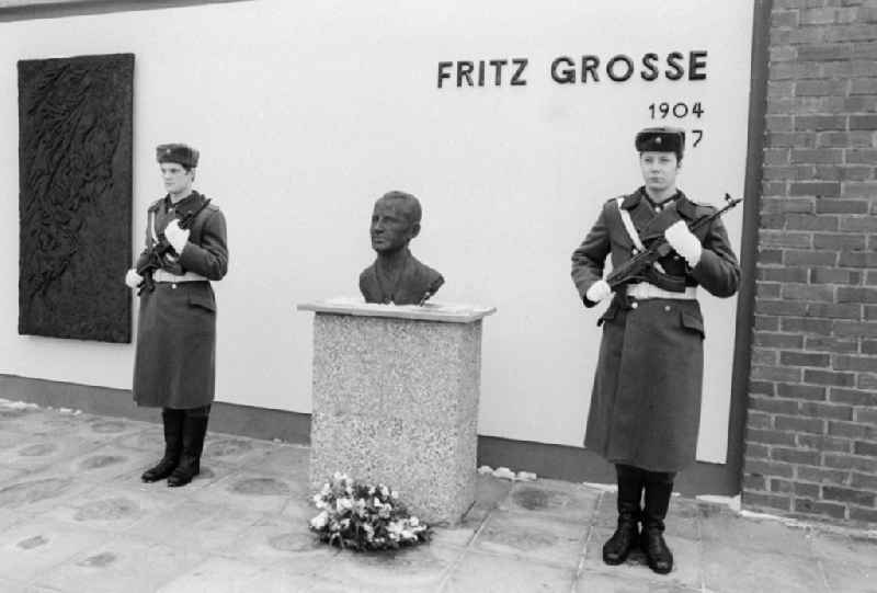 Guard of honour before the bust of Fritz Grosse in the barracks of the 2nd news regiment of the NVA in Wernsdorf in Koenigs Wusterhausen in the federal state Brandenburg in the area of the former GDR, German democratic republic