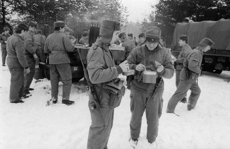 Communal catering during a manoeuvre, in winter from the goulash cannon, the 2nd news regiment of the NVA in Wernsdorf in Koenigs Wusterhausen in the federal state Brandenburg in the area of the former GDR, German democratic republic