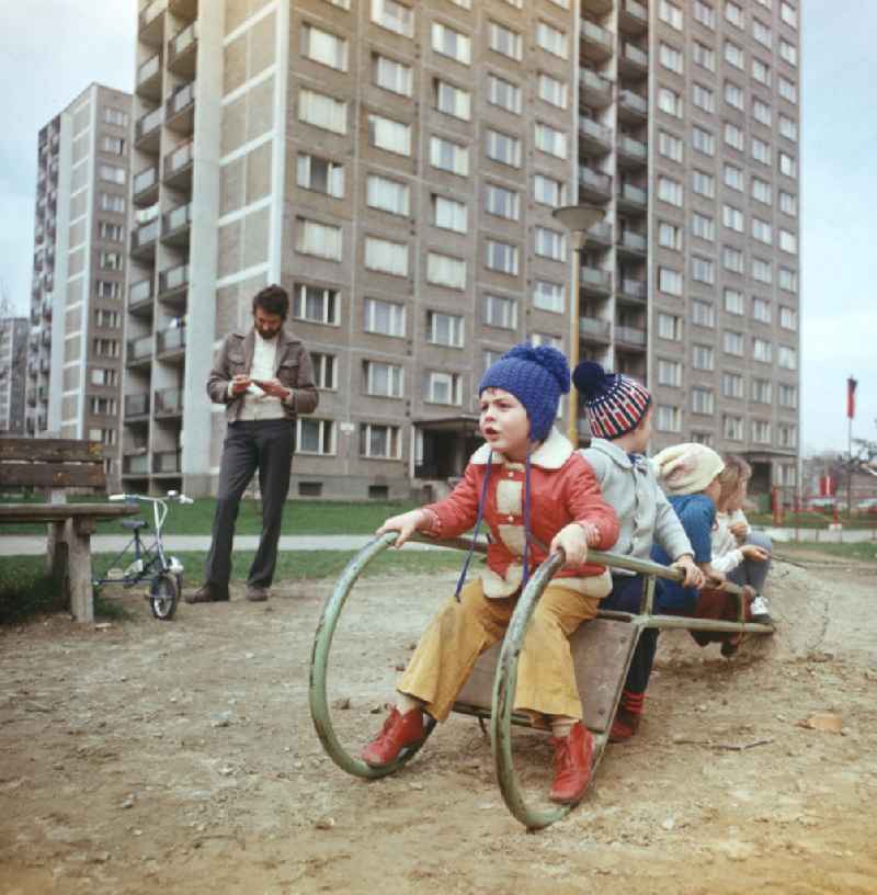Kinder spielen auf einem Spielplatz in einer Plattenbausiedlung in der slowakischen Stadt Kosice. Wie in der DDR und anderen sozialistischen Ländern entstanden auch in der CSSR in den 70er und 8