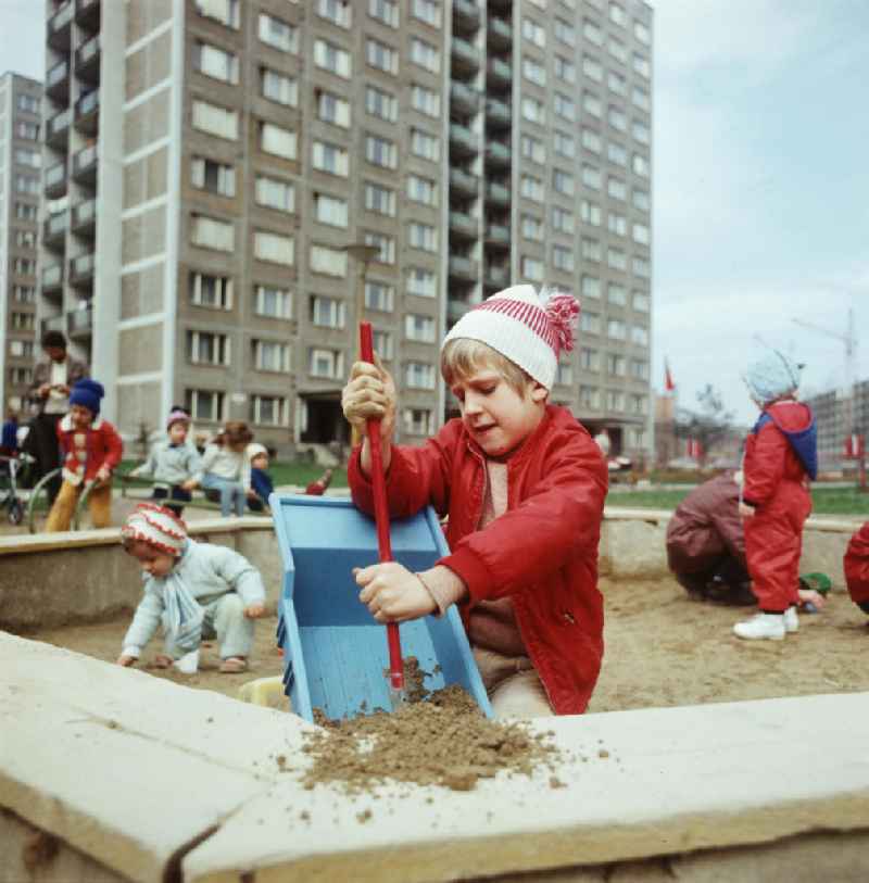 Kinder spielen auf einem Spielplatz in einer Plattenbausiedlung in der slowakischen Stadt Kosice. Wie in der DDR und anderen sozialistischen Ländern entstanden auch in der CSSR in den 70er und 8