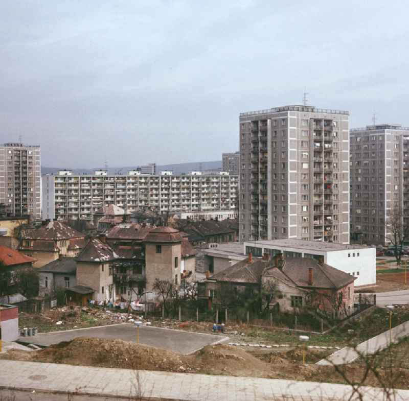 Verfallende Altbauten vor einer Plattenbausiedlung in der slowakischen Stadt Kosice. Wie in der DDR und anderen sozialistischen Ländern entstanden auch in der CSSR in den 70er und 8