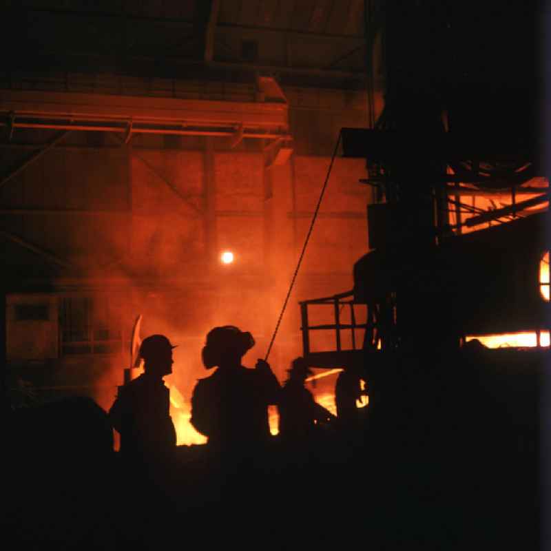 Arbeiter im 1959 als Volkseigener Betrieb gegründeten Stahlwerk, hier die Stahlschmelze, der ostslowakischen Stadt Kosice.
