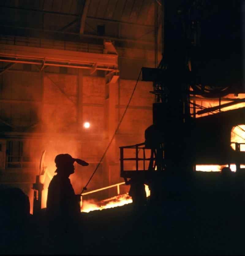 Arbeiter im 1959 als Volkseigener Betrieb gegründeten Stahlwerk, hier die Stahlschmelze, der ostslowakischen Stadt Kosice.
