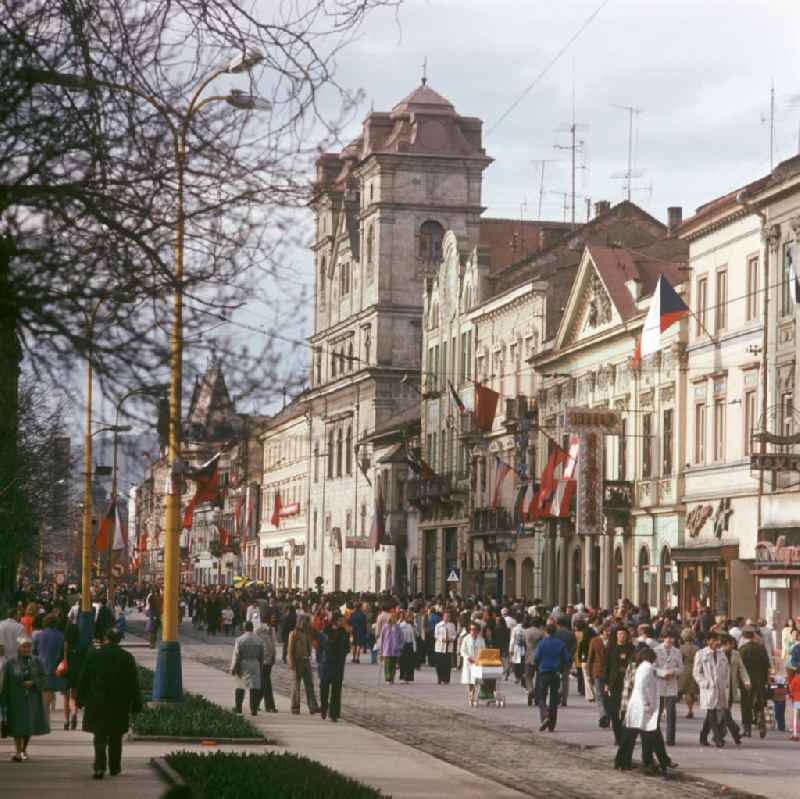 Straßenszene im historischen Zentrum der slowakischen Stadt Kosice. Die CSSR war für die DDR-Bürger ein sehr beliebtes Urlaubsziel. In den 7