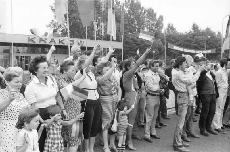 Krakauer Bürger / Zuschauer / Kinder / Familien stehen zusammen und winken mit Fahnen / Fähnchen der DDR und Polen anlässlich zum Besuch vom Staatsratsvorsitzenden der DDR Erich Honecker.