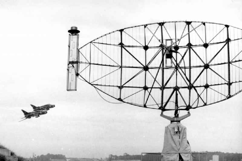Teaching demonstration of Secondary radar station P-19 equipment with a launching chain fighter-bomber Suchoi Su-22 in the National People's Army Department in Laage in the state Mecklenburg-Western Pomerania on the territory of the former GDR, German Democratic Republic