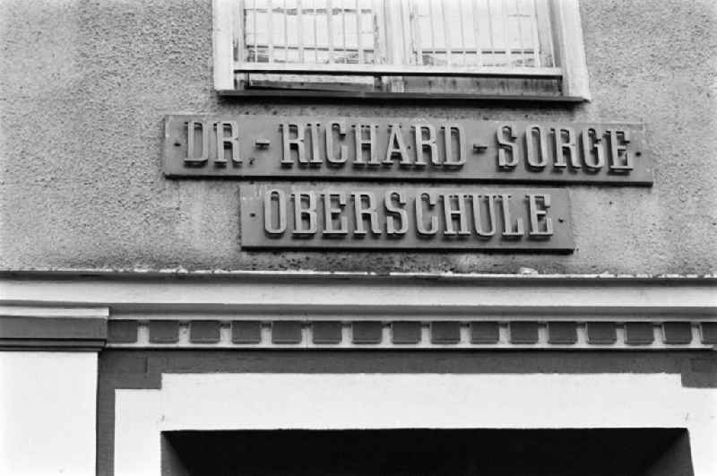 Lettering at the entrance to the secondary school building OS Dr. Richard Sorge at Laubuscher Markt in the Upper Lusatian workers settlement Gartenstadt Erika in Laubusch in the state of Saxony on the territory of the former GDR, German Democratic Republic