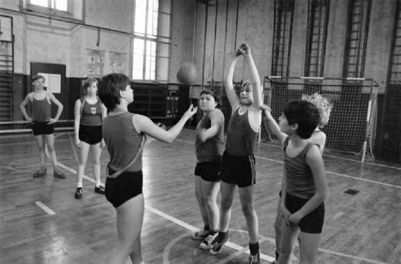 Secondary School OS Dr. Richard Sorge at Laubuscher Markt in the Upper Lusatian workers settlement Gartenstadt Erika in Laubusch in the state of Saxony on the territory of the former GDR, German Democratic Republic. Schoolchildren doing sports in the gym