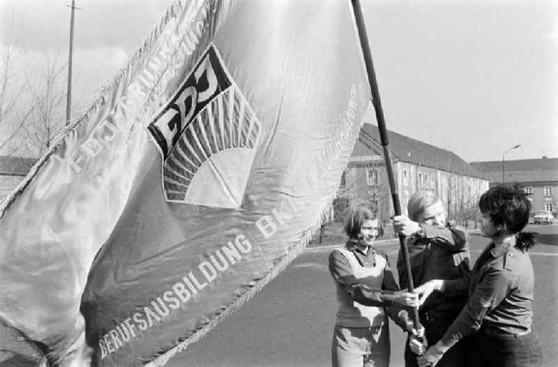 Members of the school of the Braunkohle Kombinat Lauchhammer wave an FDJ flag in Lauchhammer in the federal state of Brandenburg on the territory of the former GDR, German Democratic Republic