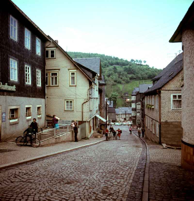 Alltag in Lauscha im Thüringer Wald. Die Fassaden und Dächer der Häuser des Ortes sind mit Schiefer bedeckt. Der Thüringer Wald mit seinen Wander- und Erholungsmöglichkeiten war ein beliebtes Urlaubsziel in der DDR.