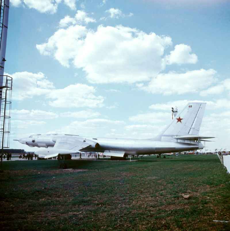 Internationale Paris Air Show in Le Bourget. Hier eine  modifizierte Tupolew Tu-16, ein strahlgetriebener Bomber der Sowjetunion / UdSSR.