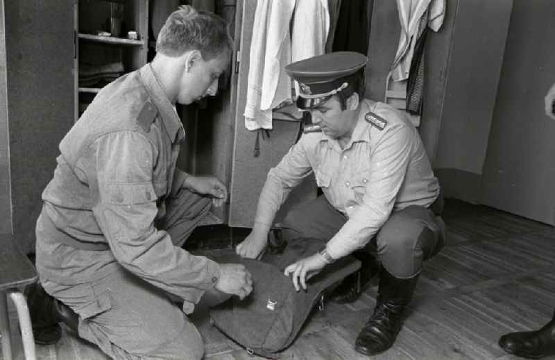 Basic training on the equipment and uniform of soldiers after they have been called up for military service in the artillery regiment AR-1 'Rudolf Gyptner' in Lehnitz in the state of Brandenburg on the territory of the former GDR, German Democratic Republic