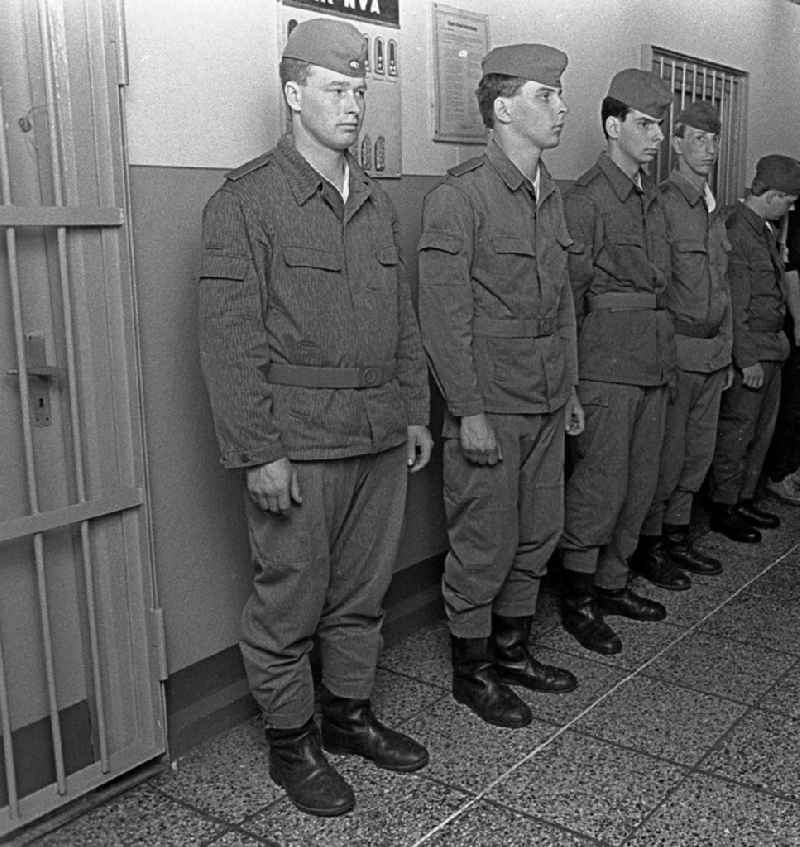 Basic training on the equipment and uniform of soldiers after they have been called up for military service in the artillery regiment AR-1 'Rudolf Gyptner' in Lehnitz in the state of Brandenburg on the territory of the former GDR, German Democratic Republic
