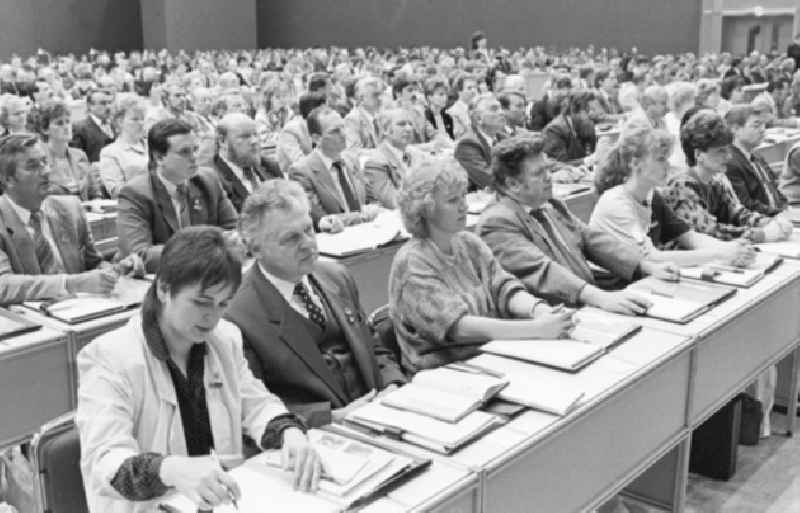 07.05.1987
Leipzig - 13. NDPD-Parteitag 
Prof. Dr. Heinrich Homann hält vor 125