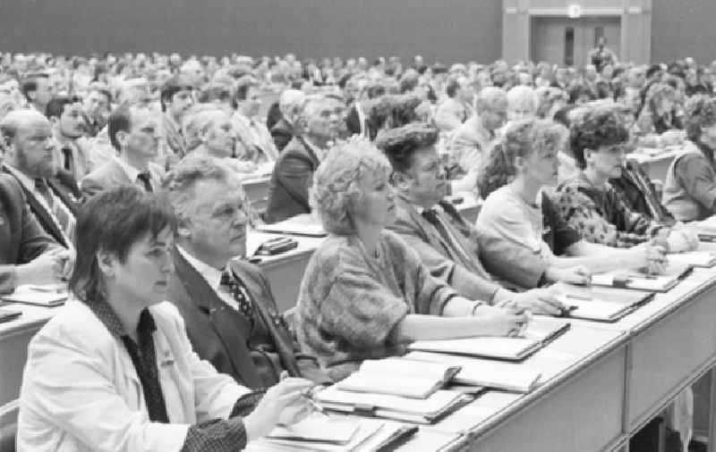 07.05.1987
Leipzig - 13. NDPD-Parteitag 
Prof. Dr. Heinrich Homann hält vor 125
