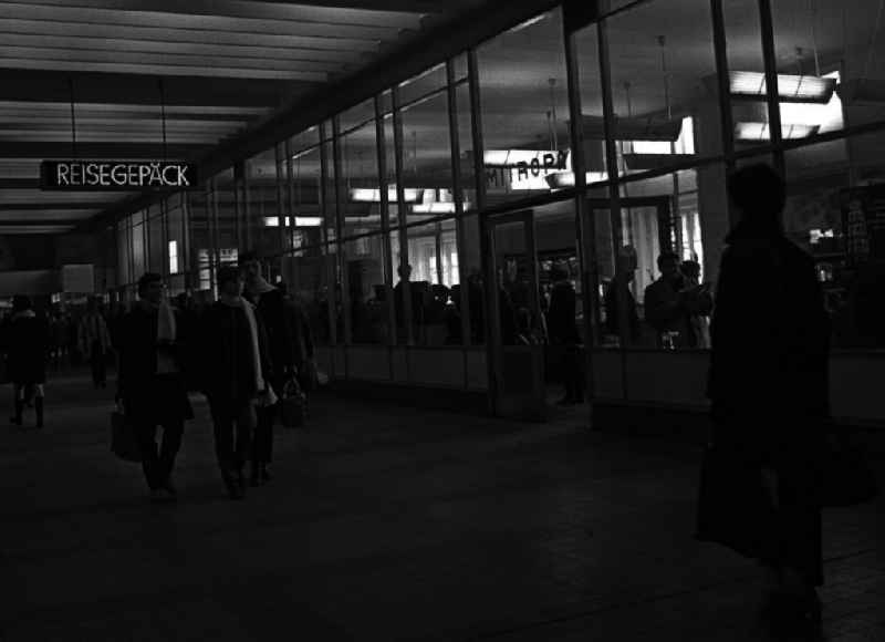 Menschen in den Quergängen des Leipziger Haupbahnhof.