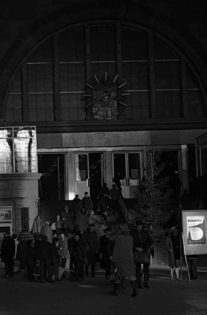 Menschen in der Eingangshalle des Leipziger Hauptbahnhofes.