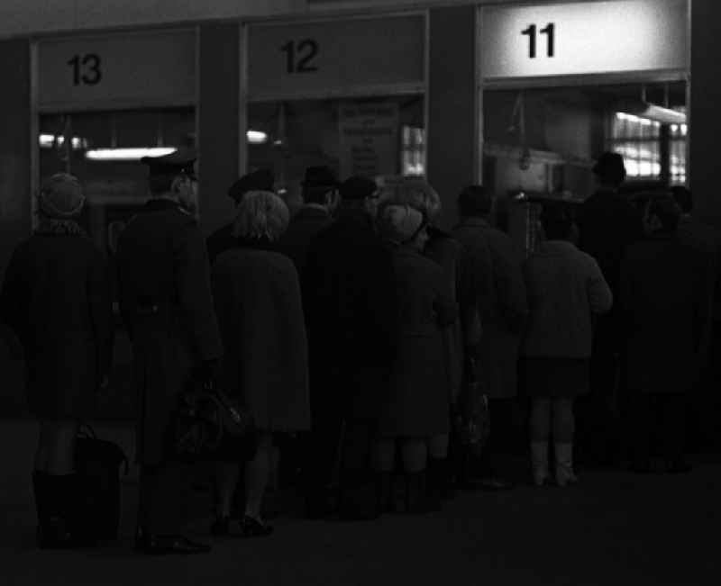Menschen am Fahrkartenschalter des Leipziger Hauptbahnhofes.