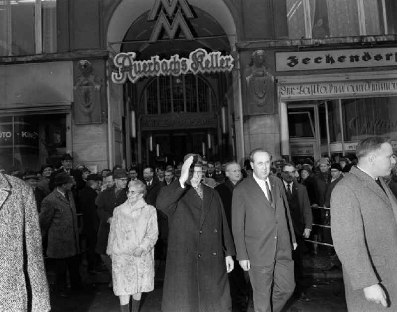Walter Ulbricht, Staatsratsvorsitzender DDR, und sein Frau, Lotte Ulbricht, verlassen Auerbachs Keller anlässlich ihres Besuches zur Frühjahrsmesse.