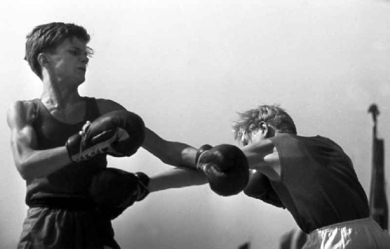 Zwei junge Männer boxen im Boxring beim IV. Deutschen Turn- und Sportfest in Leipzig vom 1.-4.8.1963.