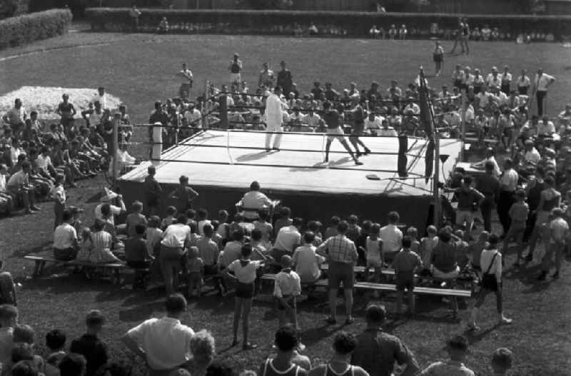 Gespannt schauen die großen und kleinen Zuschauer einem Boxkampf beim IV. Deutschen Turn- und Sportfest in Leipzig vom 1.-4.8.1963 zu.