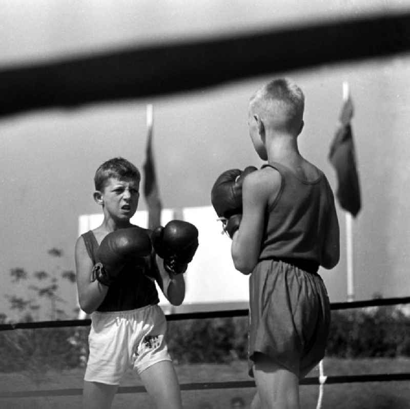 Jungs boxen im Boxring beim IV. Deutschen Turn- und Sportfest in Leipzig vom 1.-4.8.1963.